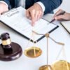 📄 صياغة وتدقيق العقود والاتفاقيات